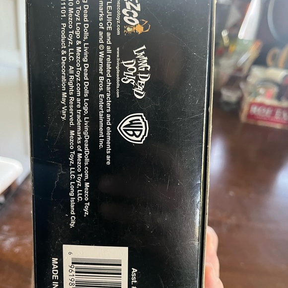 Mezco Living Dead Doll: Beetlejuice The Bio-Exorcist - Picture 5 of 10